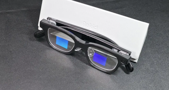 Γυαλιά τεχνητής νοημοσύνης σε ρόλο μεταφραστή στο επίκεντρο της προσοχής των επισκεπτών σε έκθεση τεχνολογίας στην Κίνα