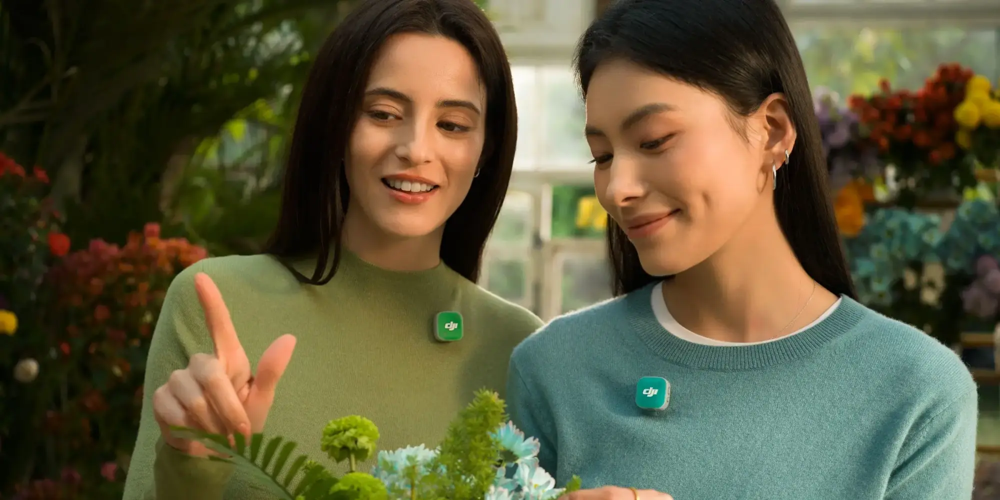 Δύο γυναίκες φορούν μικρόφωνα DJI Mic Mini 2