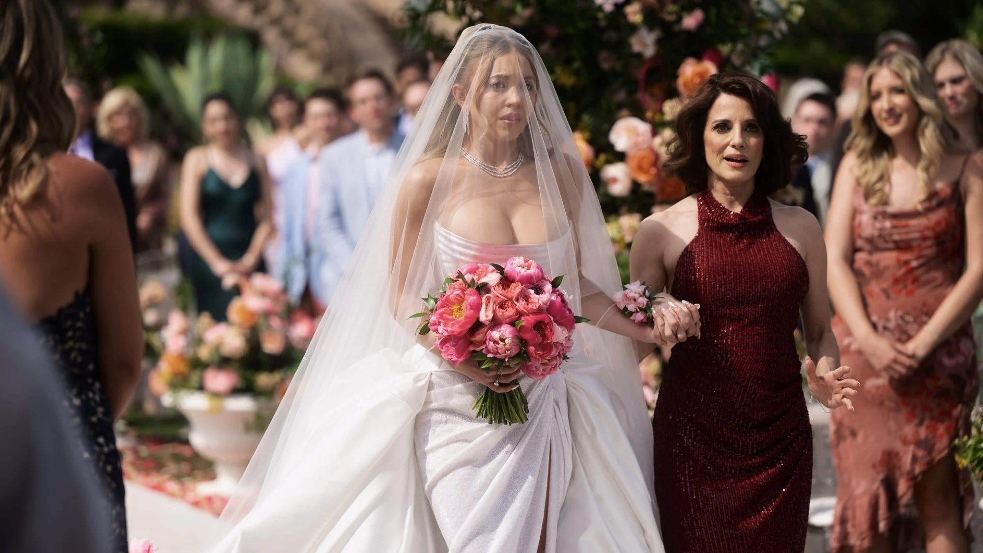 Το Sydney Sweeney και η Alanna Ubach μπαίνουν 