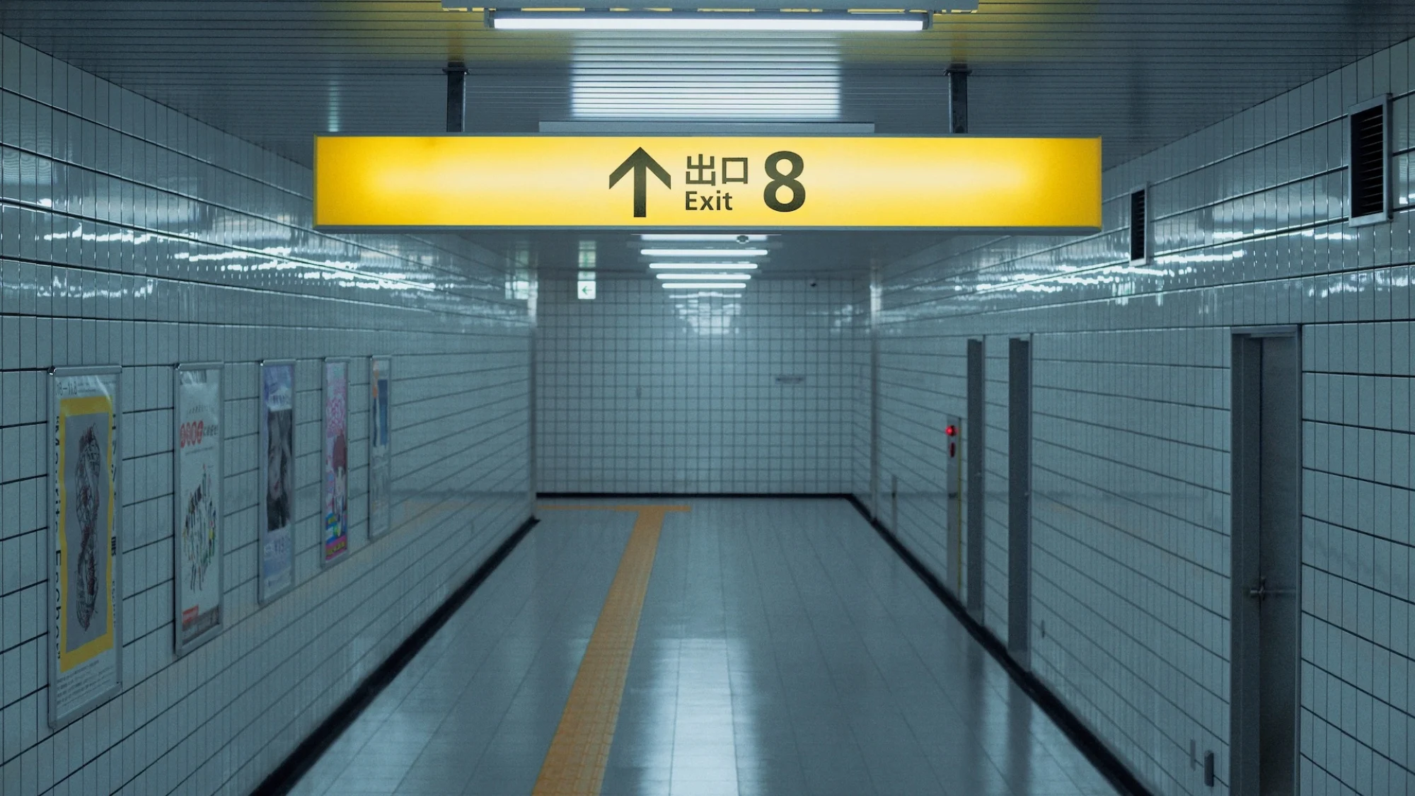Ένας άδειος διάδρομος του μετρό με μια φωτεινή κίτρινη ένδειξη