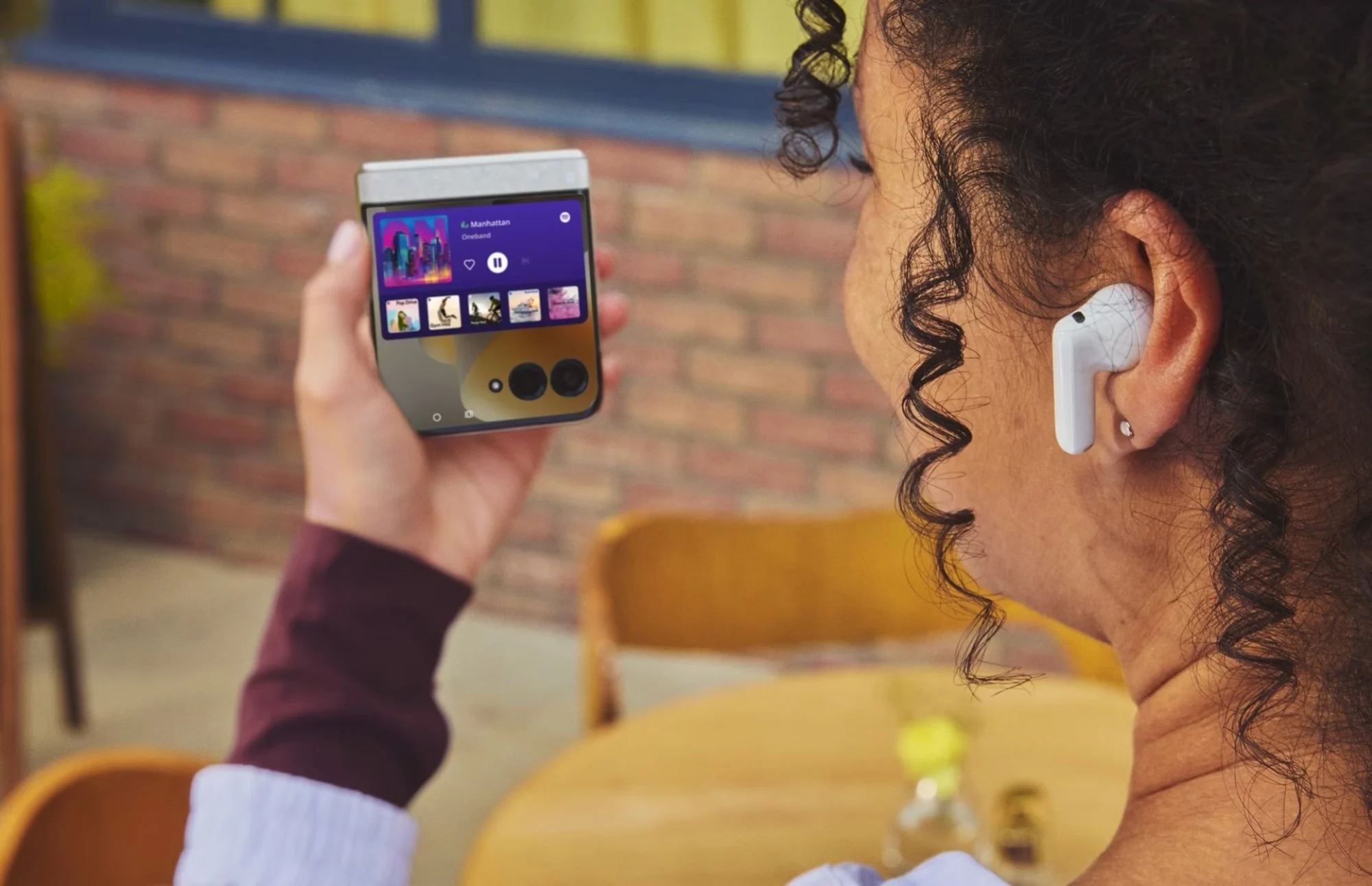 Motorola Razr στο χέρι