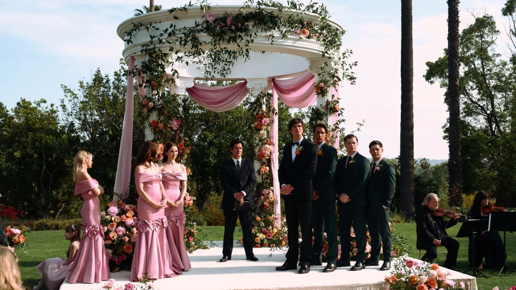 Ένα γαμήλιο πάρτι περιμένει τη νύφη.