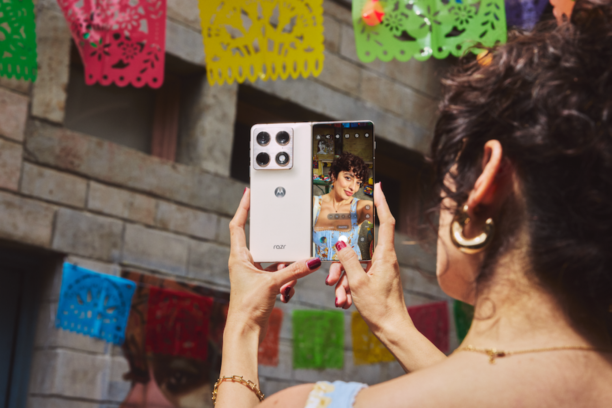 Motorola Razr Διπλώστε στο γυναικείο χέρι