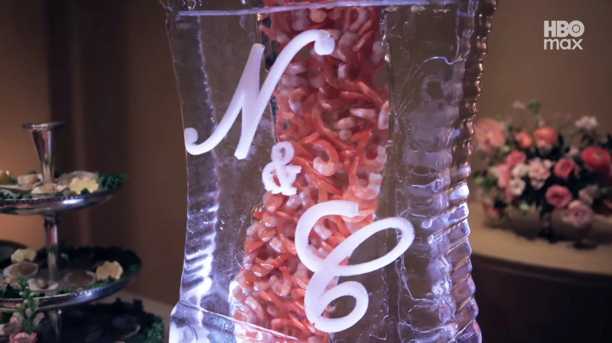 Οι γαρίδες είναι εγκλωβισμένες σε ένα γλυπτό από πάγο με τα αρχικά N&C.