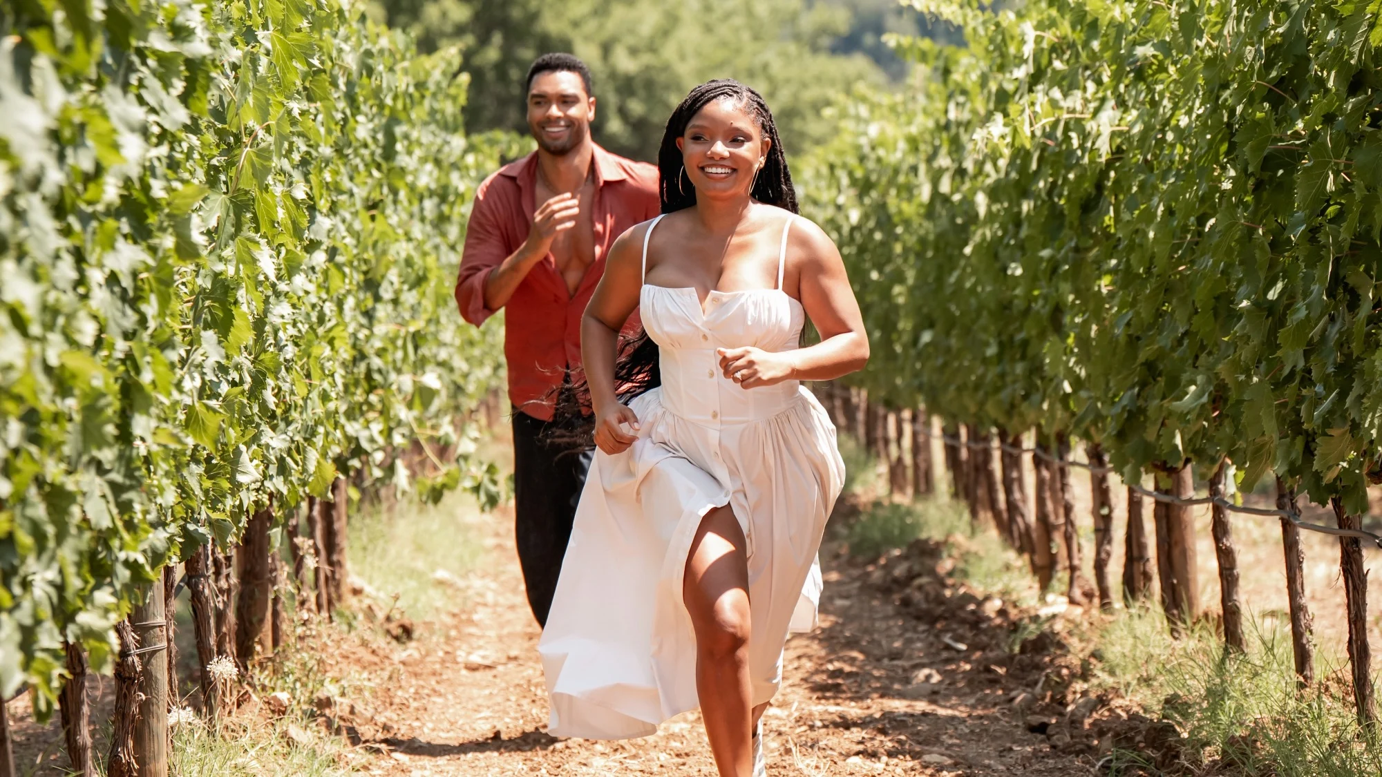 Ο Regé-Jean Page και η Halle Bailey στο «Εσύ, Εγώ και η Τοσκάνη».