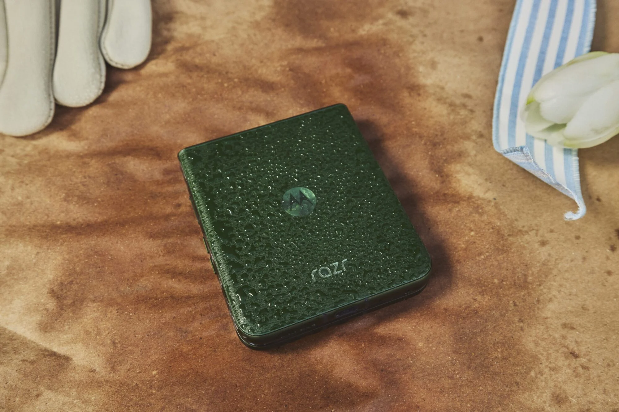 motorola razr με σταγόνες νερού στην πλάτη