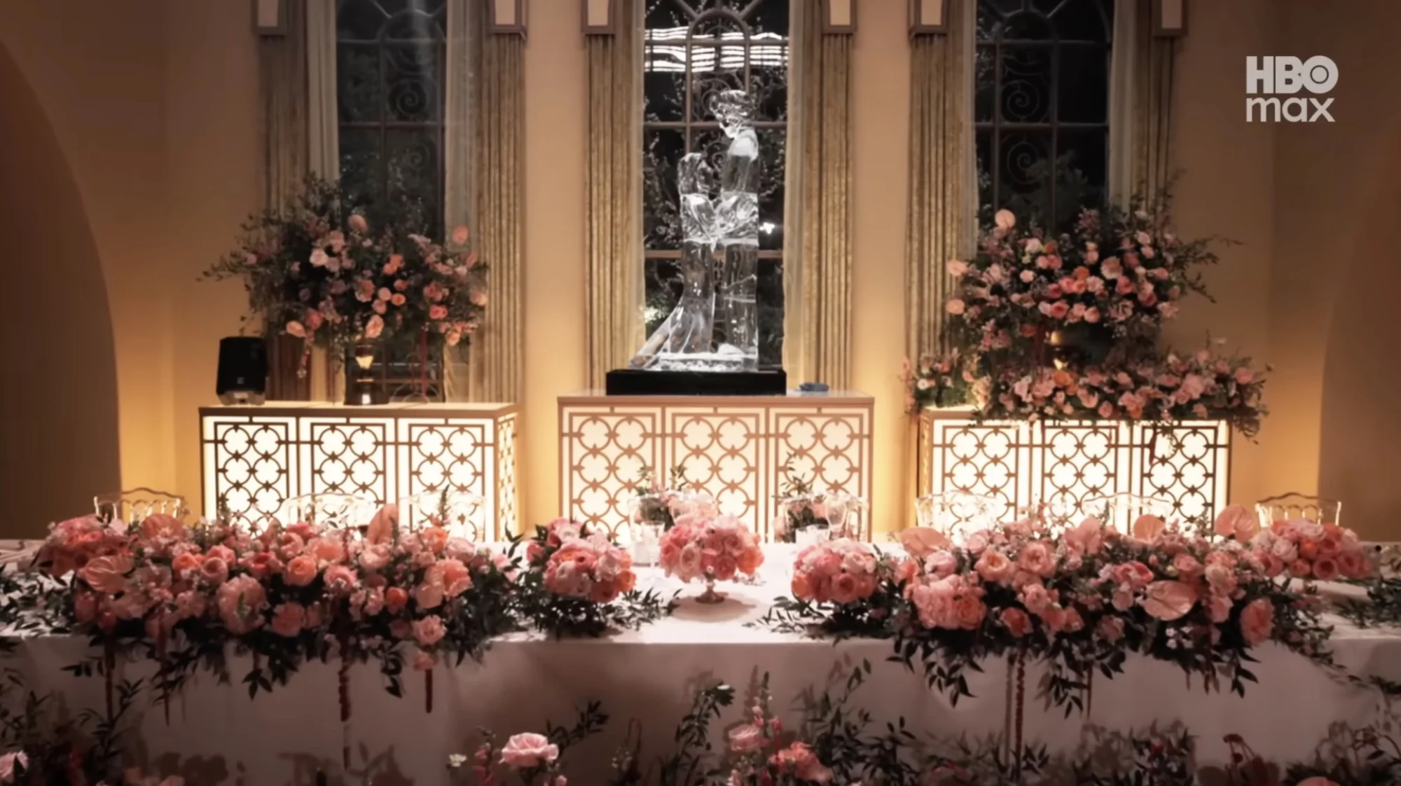 Ένα γαμήλιο τραπέζι καλυμμένο με λουλούδια.