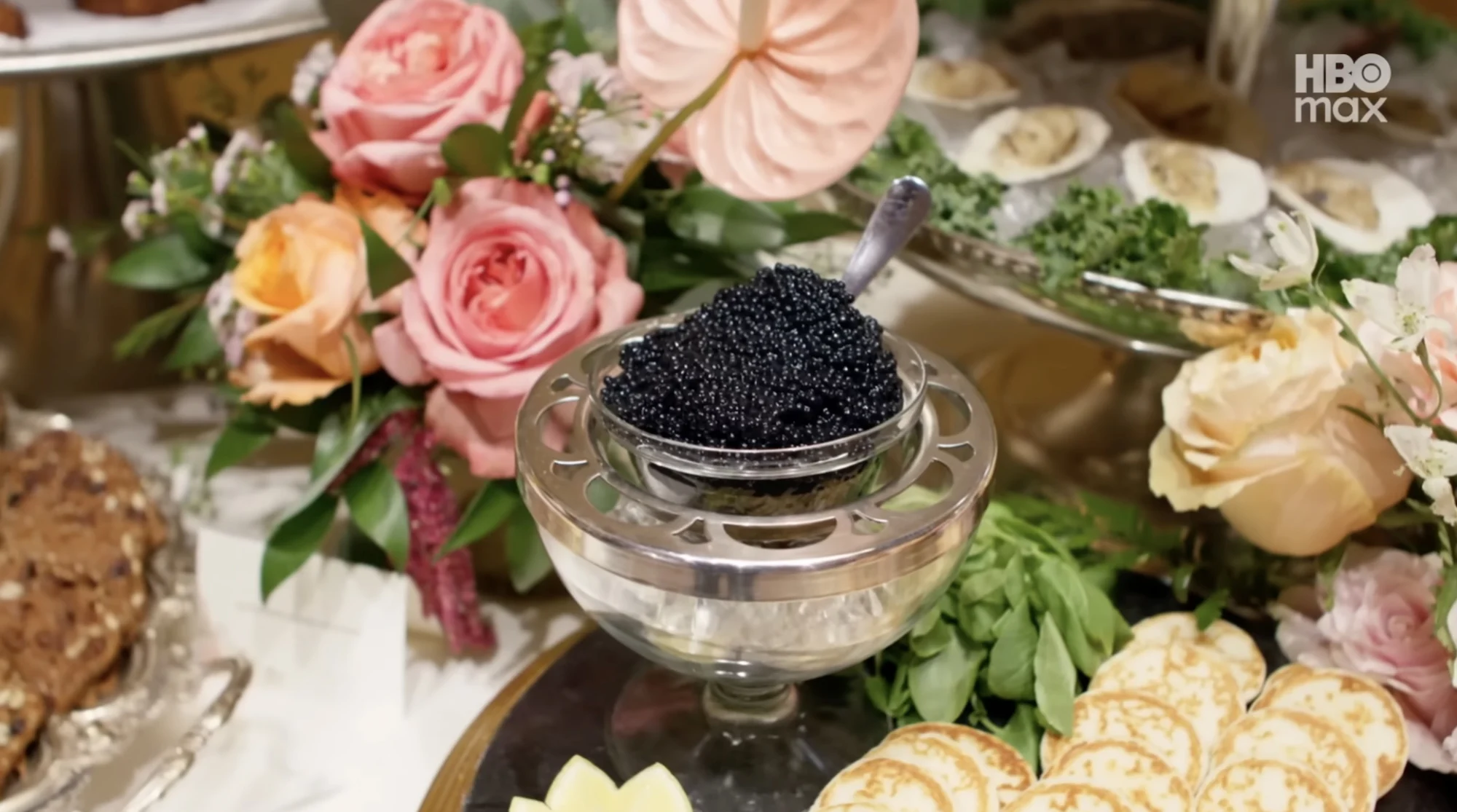 Χαβιάρι που περιβάλλεται από λουλούδια.