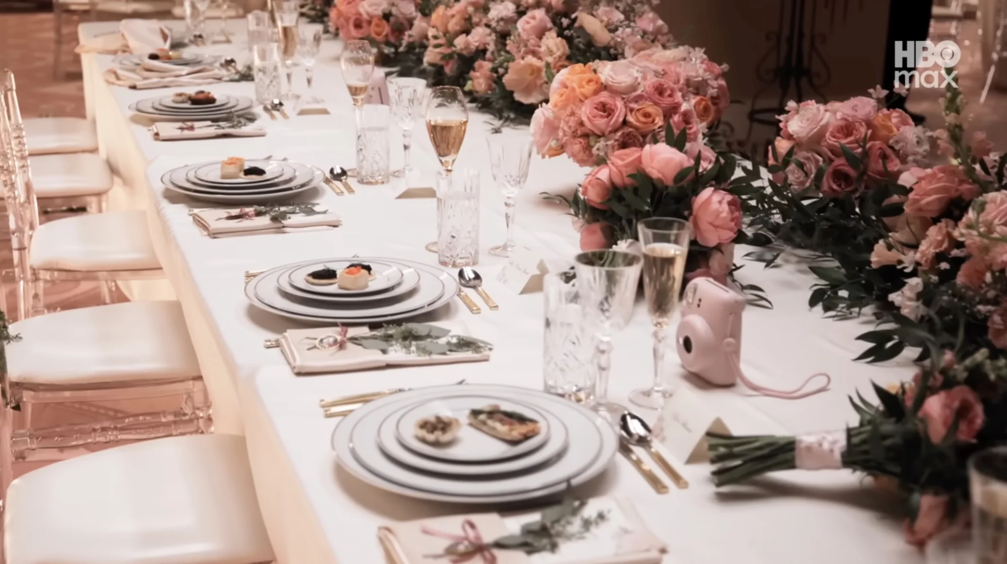 Τραπέζι με ροζ και τριαντάφυλλα.