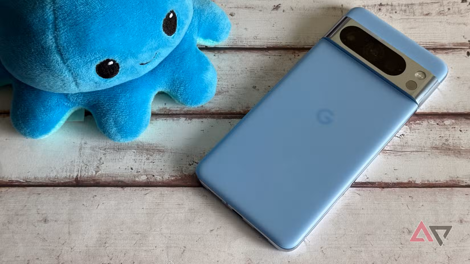 Το Google Pixel 8 Pro κάθεται δίπλα σε ένα βελούδινο