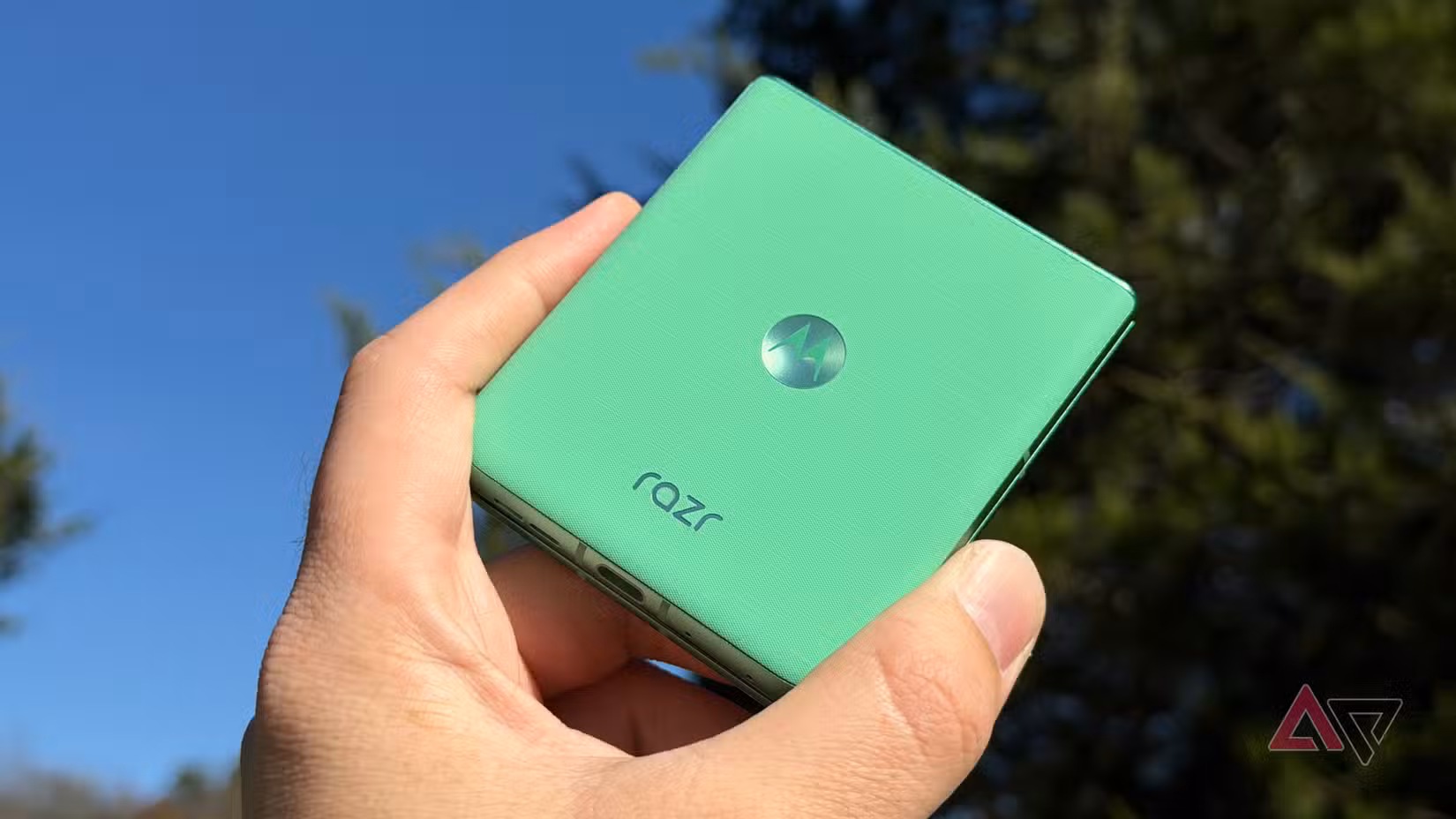 Το Motorola Razr 2025 άντεξε σε έναν γαλάζιο ουρανό