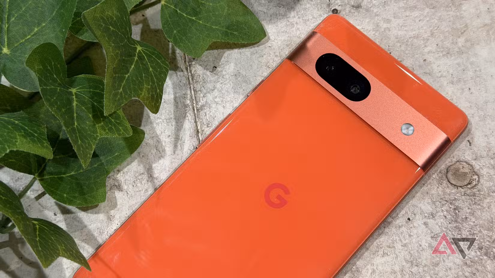 Το Google Pixel 7a εμφανίζεται δίπλα σε ένα ψεύτικο φυτό