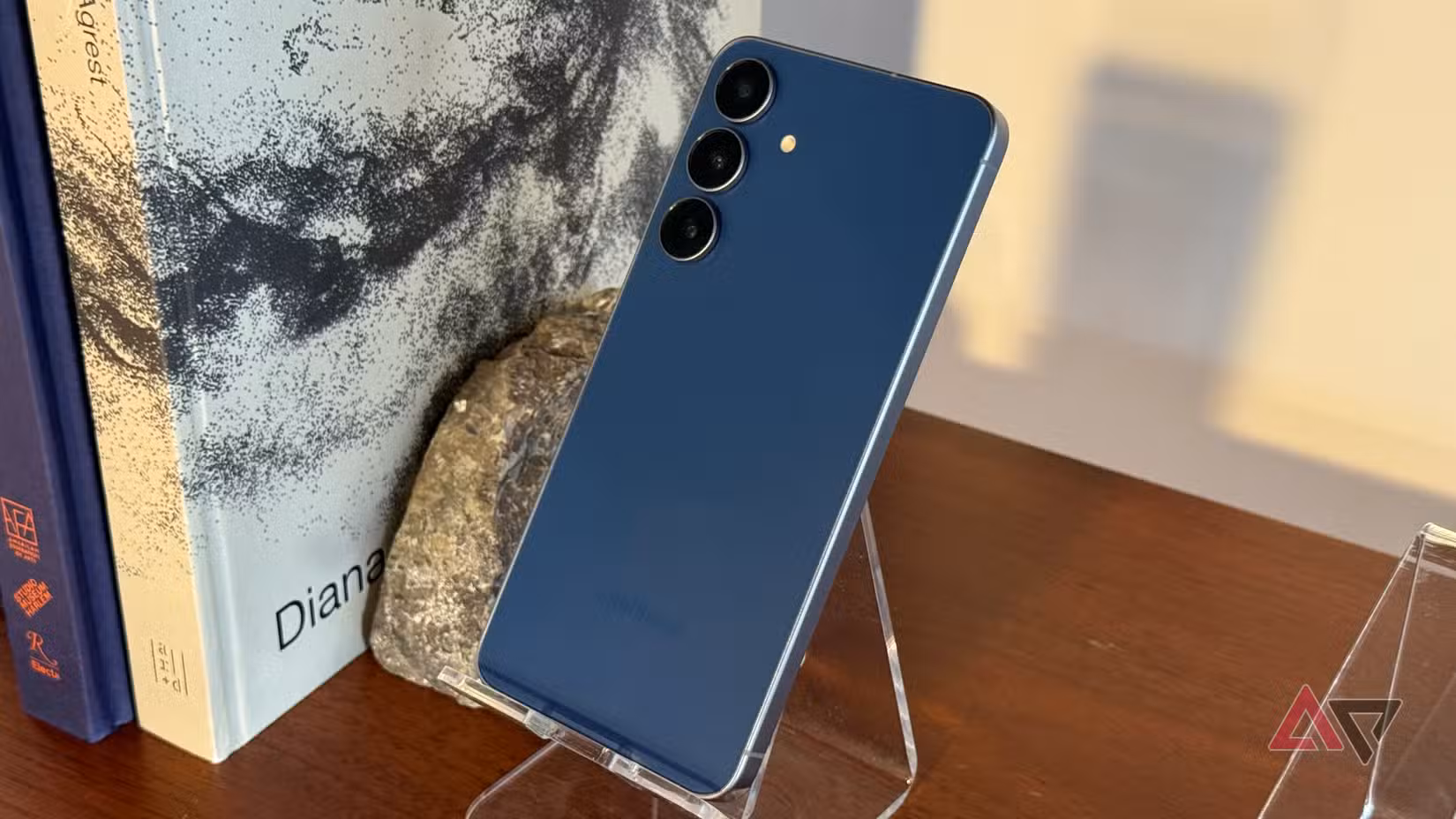 Samsung Galaxy S25 FE in Navy