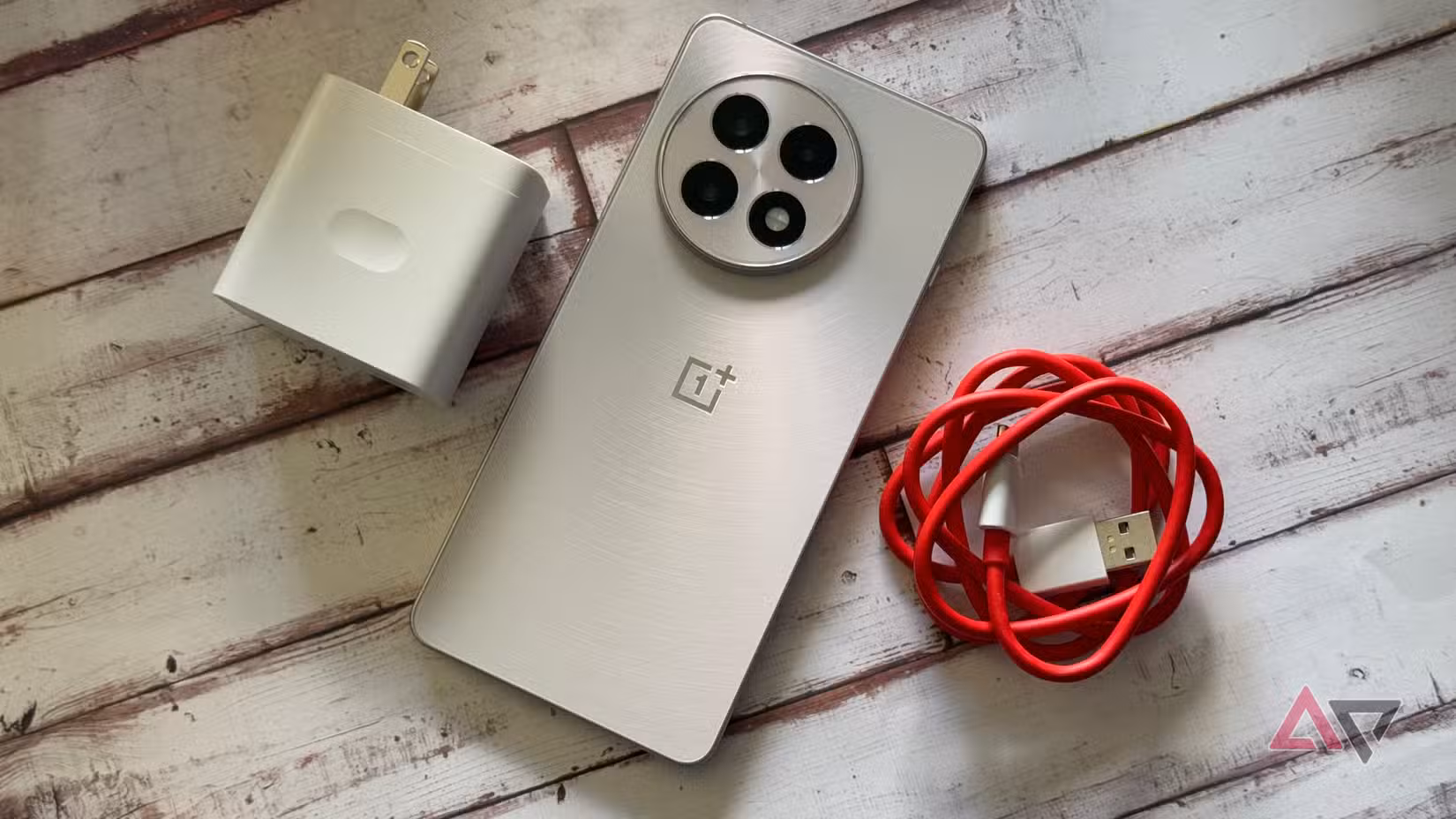 OnePlus 13R με το χαρακτηριστικό κόκκινο καλώδιο