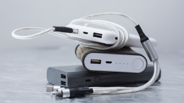 Φορητά power banks με καλώδια φόρτισης