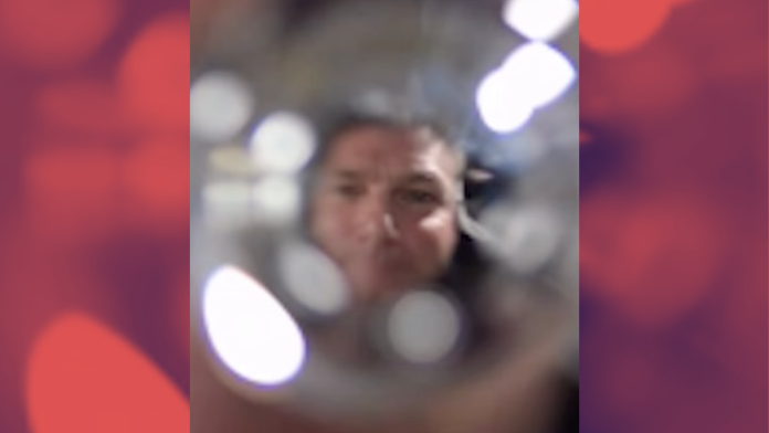 Δείτε τους αστροναύτες του Artemis II να διασκεδάζουν με φυσαλίδες