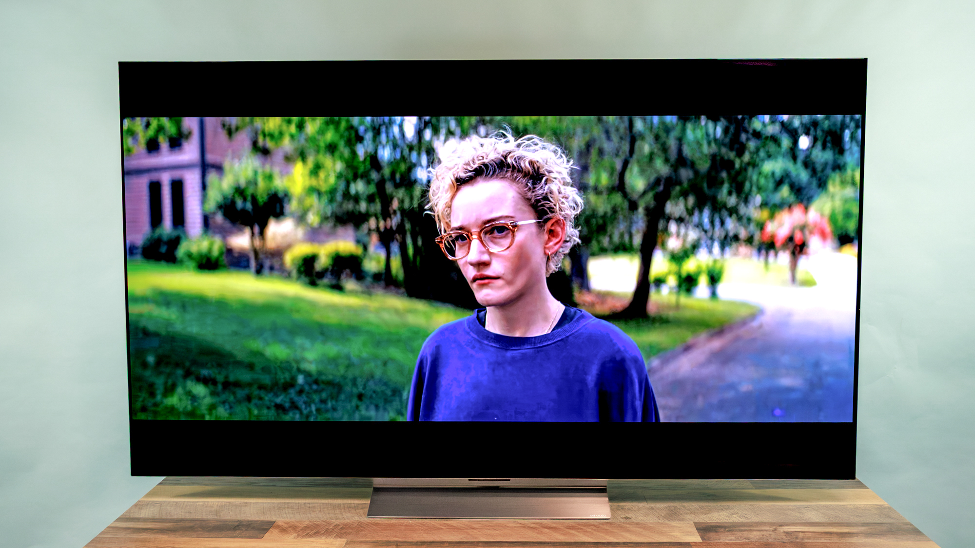 Τηλεόραση LG C6 OLED που εμφανίζεται σε ξύλινο τραπέζι