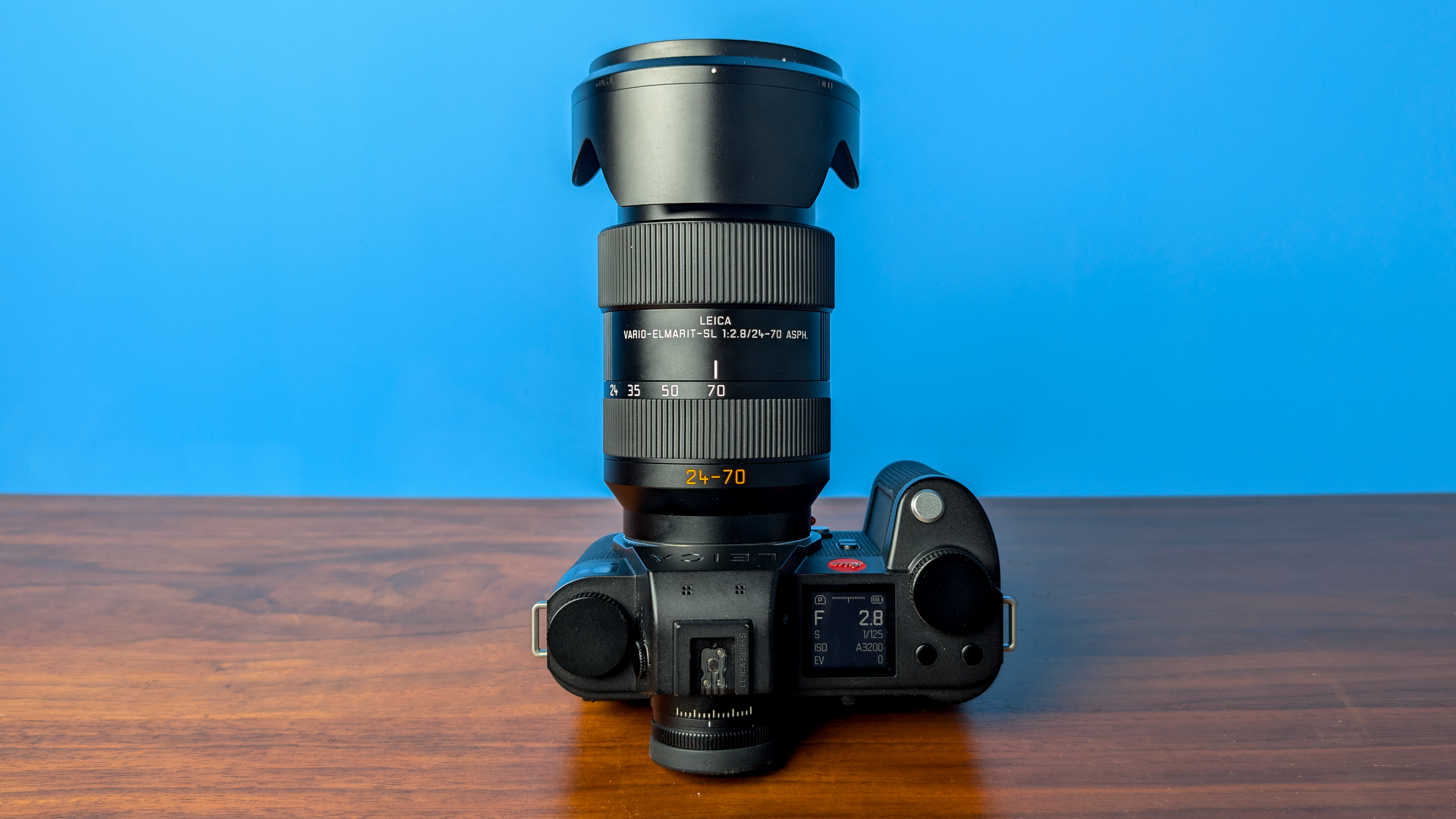 Μια μαύρη κάμερα χωρίς καθρέφτη Leica SL3-S