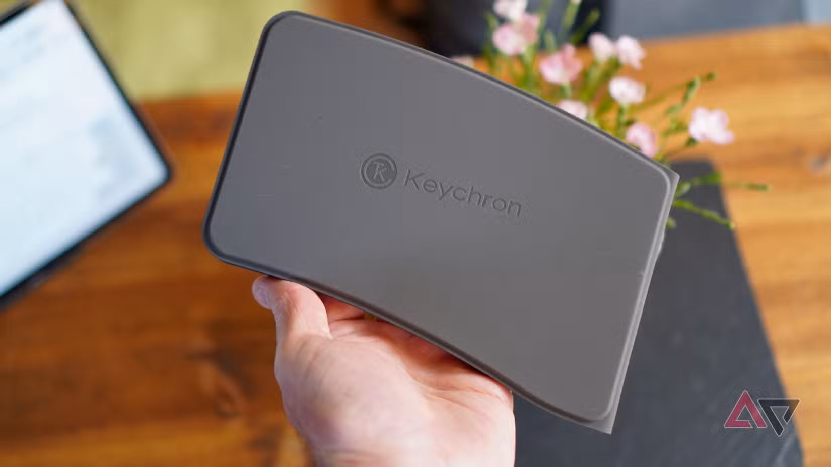 Ένα άτομο που κρατά το κλειστό Keychron B11 Pro