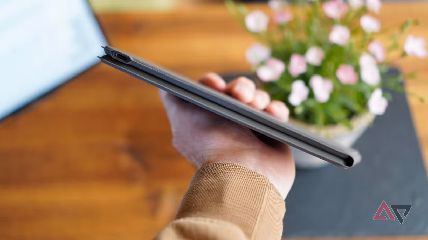 Ένα άτομο που κρατά το κλειστό Keychron B11 Pro