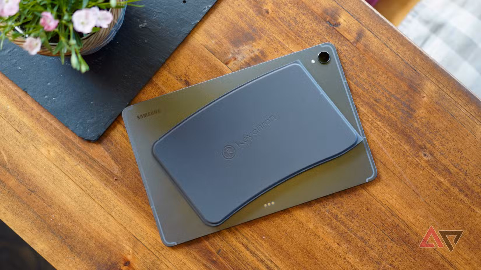 Το κλειστό Keychron B11 Pro σε tablet Samsung