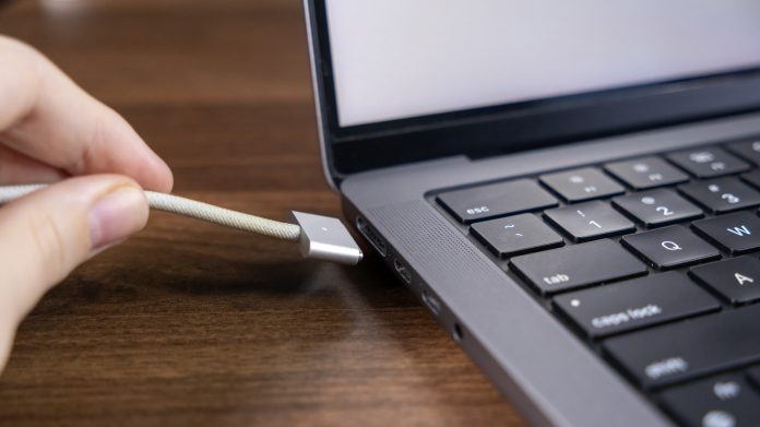 Τι σημαίνει εάν ο φορτιστής MacBook σας αναβοσβήνει με πορτοκαλί χρώμα