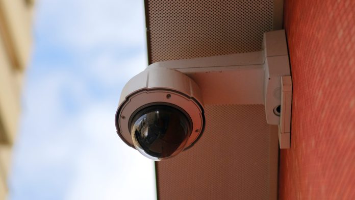 Αυτοί οι μαύροι θόλοι στις κάμερες ασφαλείας εκτελούν μια σοβαρή ψυχολογική λειτουργία