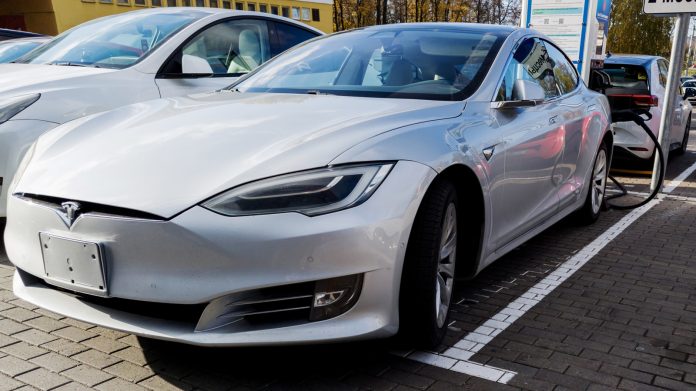 Η Tesla θέλει να πληρώσετε 50.000 $ για να πουλήσετε το μοντέλο S ή X με την υπογραφή σας