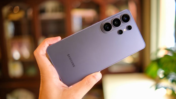 Ο φακός του Galaxy S26 είναι αρκετά ζεστός για να καίει πλαστικό — αλλά δεν είναι ο μόνος