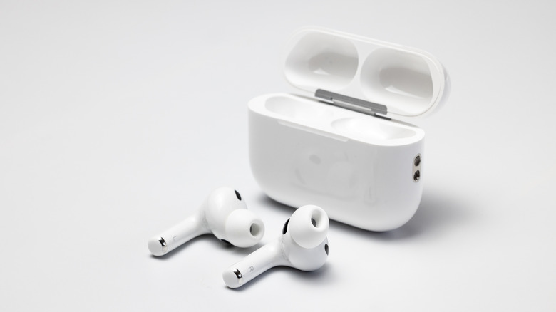 Τα AirPods εκτός θήκης φόρτισης
