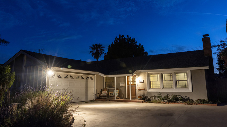 Σπίτι με αναμμένα φώτα τη νύχτα