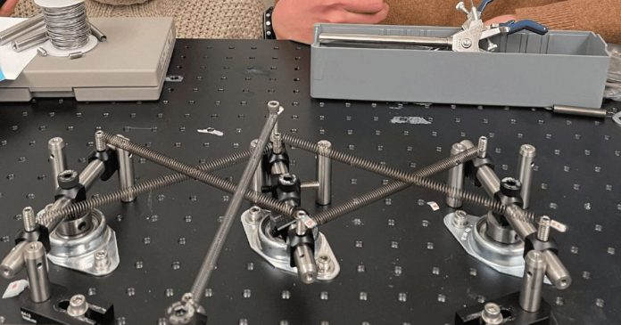 Μηχανικός υπολογιστής από ελατήρια και μέταλλο λειτουργεί χωρίς ηλεκτρική ενέργεια!