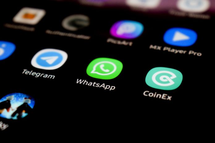 Το WhatsApp δοκιμάζει ενοποιημένες περιλήψεις AI για μη αναγνωσμένες συνομιλίες