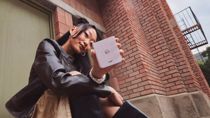 Τα νεότερα τηλέφωνα Razr της Motorola είναι εδώ και είναι πιο πολύχρωμα από ποτέ