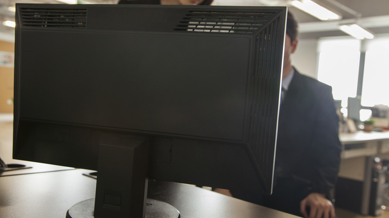 Οθόνη υπολογιστή σε μη ρυθμιζόμενη βάση