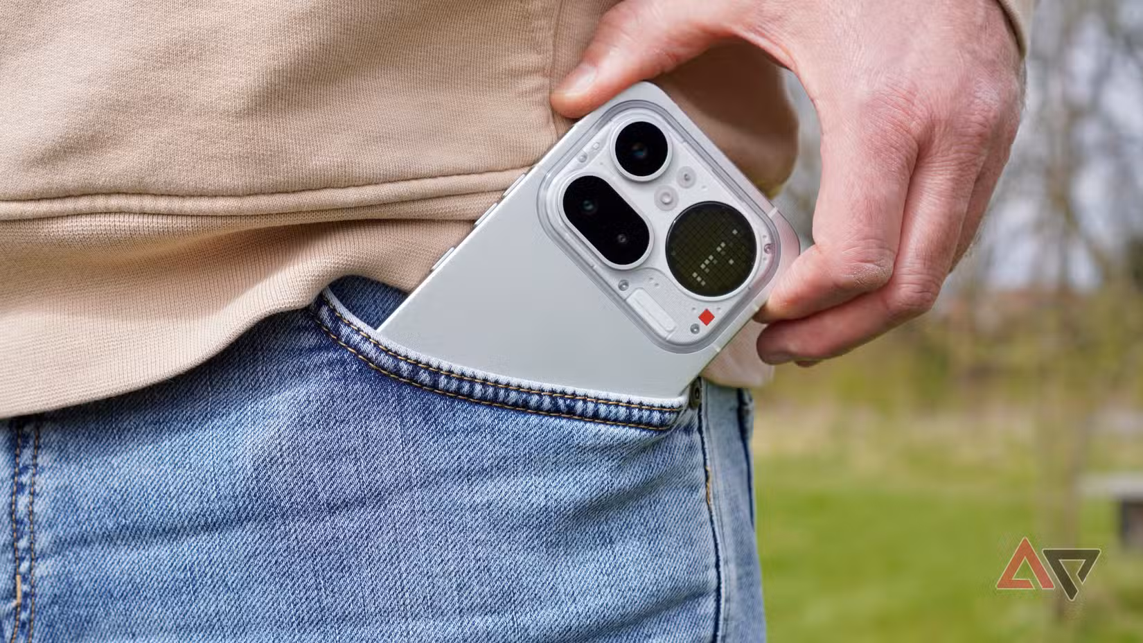 Ένα άτομο που βγάζει το Nothing Phone (4a) Pro από την τσέπη του