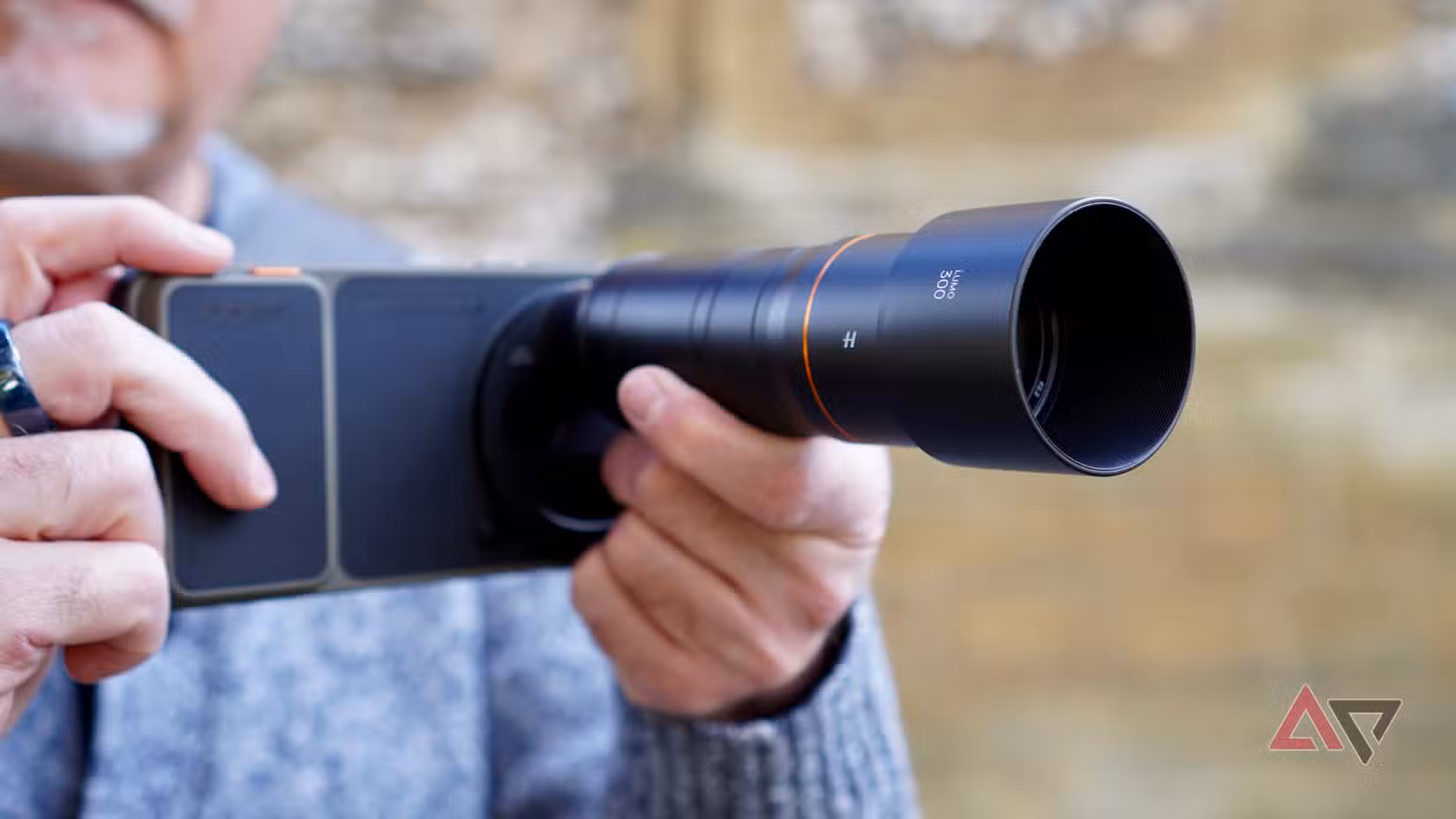 Ένα άτομο που βγάζει φωτογραφία με το Oppo Find X9 Ultra