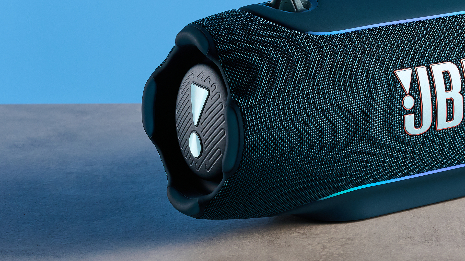 το ηχείο JBL Xtreme 5 bluetooth σε μπλε χρώμα με τον ανθεκτικό ιμάντα μεταφοράς και τα κουμπιά