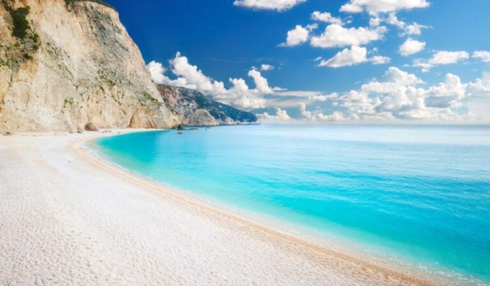 Οι 251 απάτητες παραλίες της Ελλάδας - Πού απαγορεύονται καντίνες και ξαπλώστρες