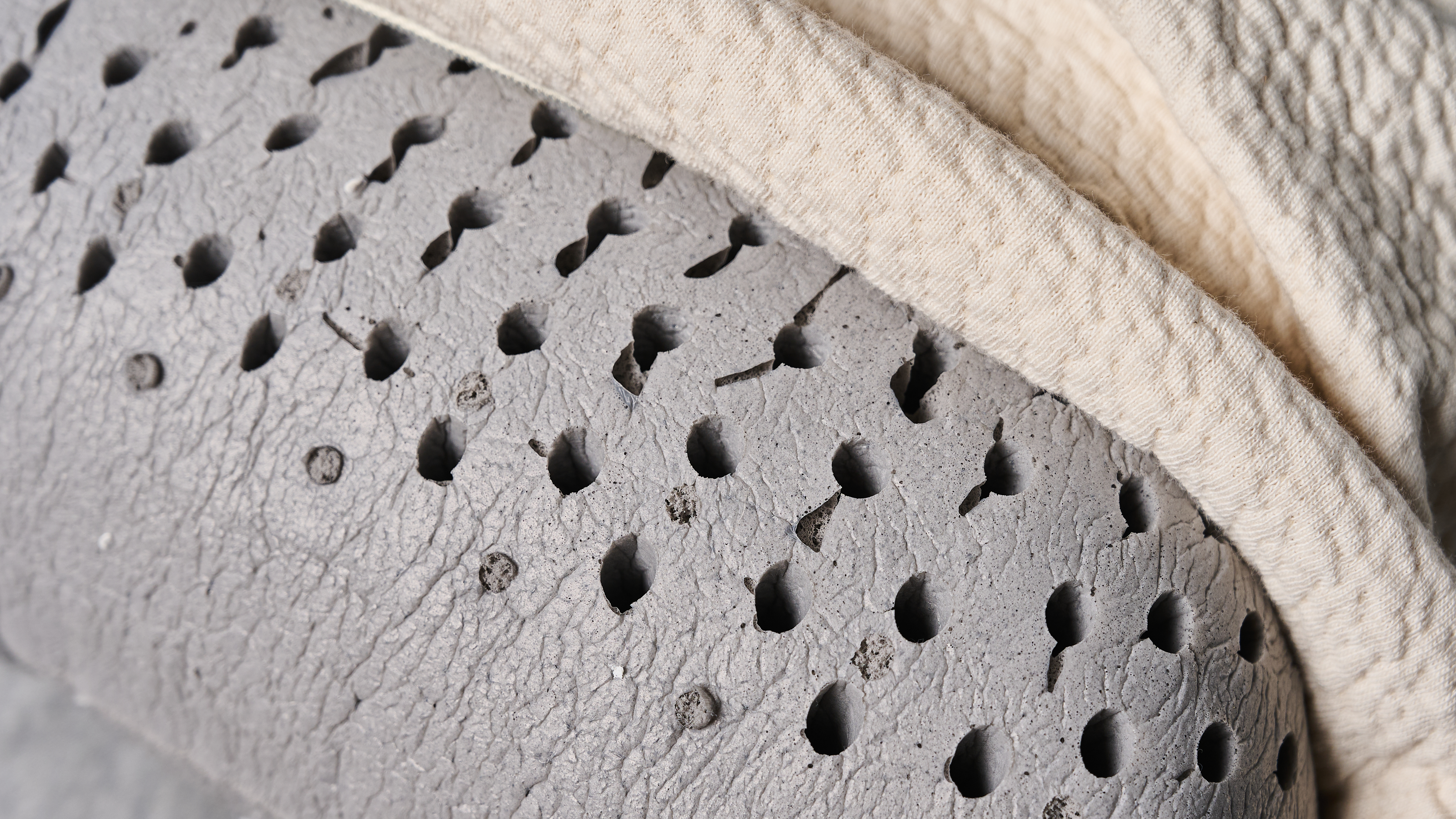 Μια κοντινή λήψη του πυρήνα από λατέξ του μαξιλαριού λατέξ με χυτό Avocado