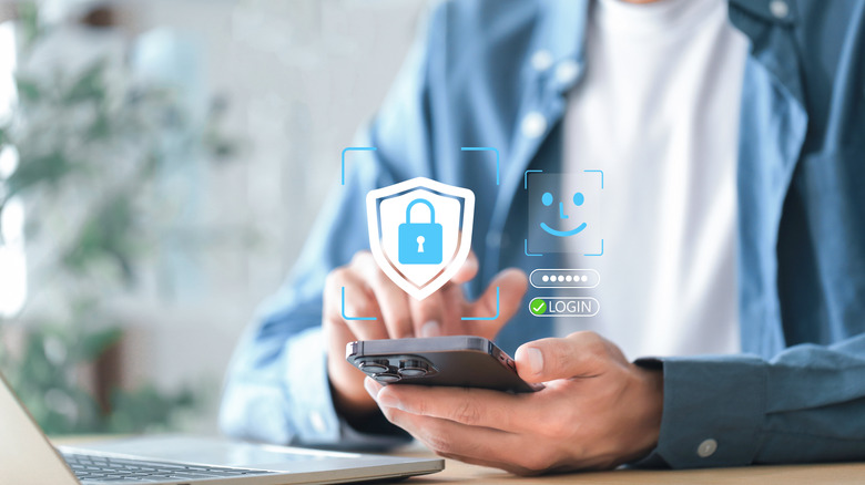 Ένας άντρας με μπλε πουκάμισο ανοίγει τις ρυθμίσεις ασφαλείας του iPhone του. Τα μπλε σύμβολα σύνδεσης ασφαλείας και αναγνώρισης προσώπου αιωρούνται πάνω από την οθόνη.