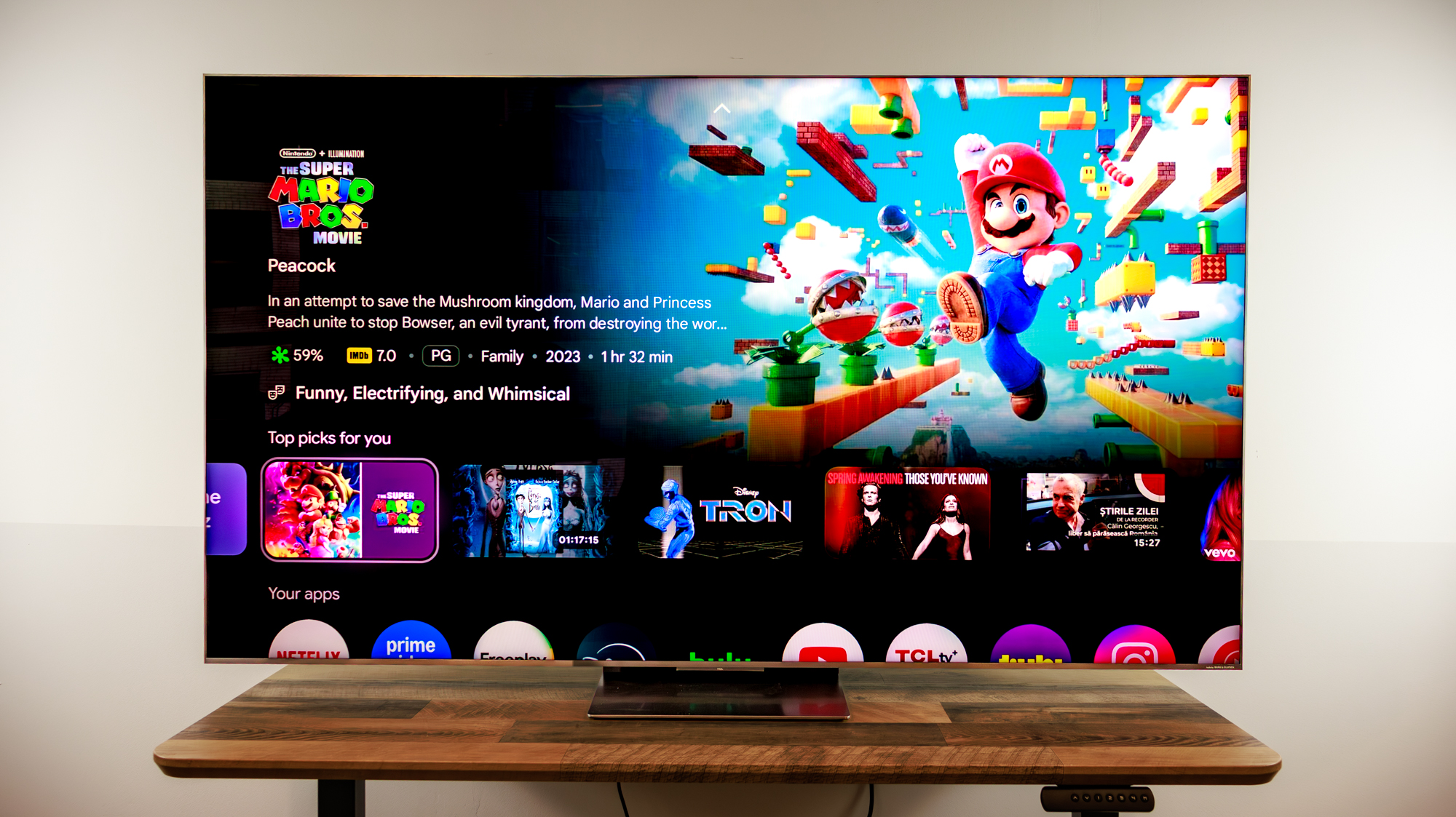 Μια τηλεόραση TCL QM8L 75 ιντσών σε ένα γραφείο