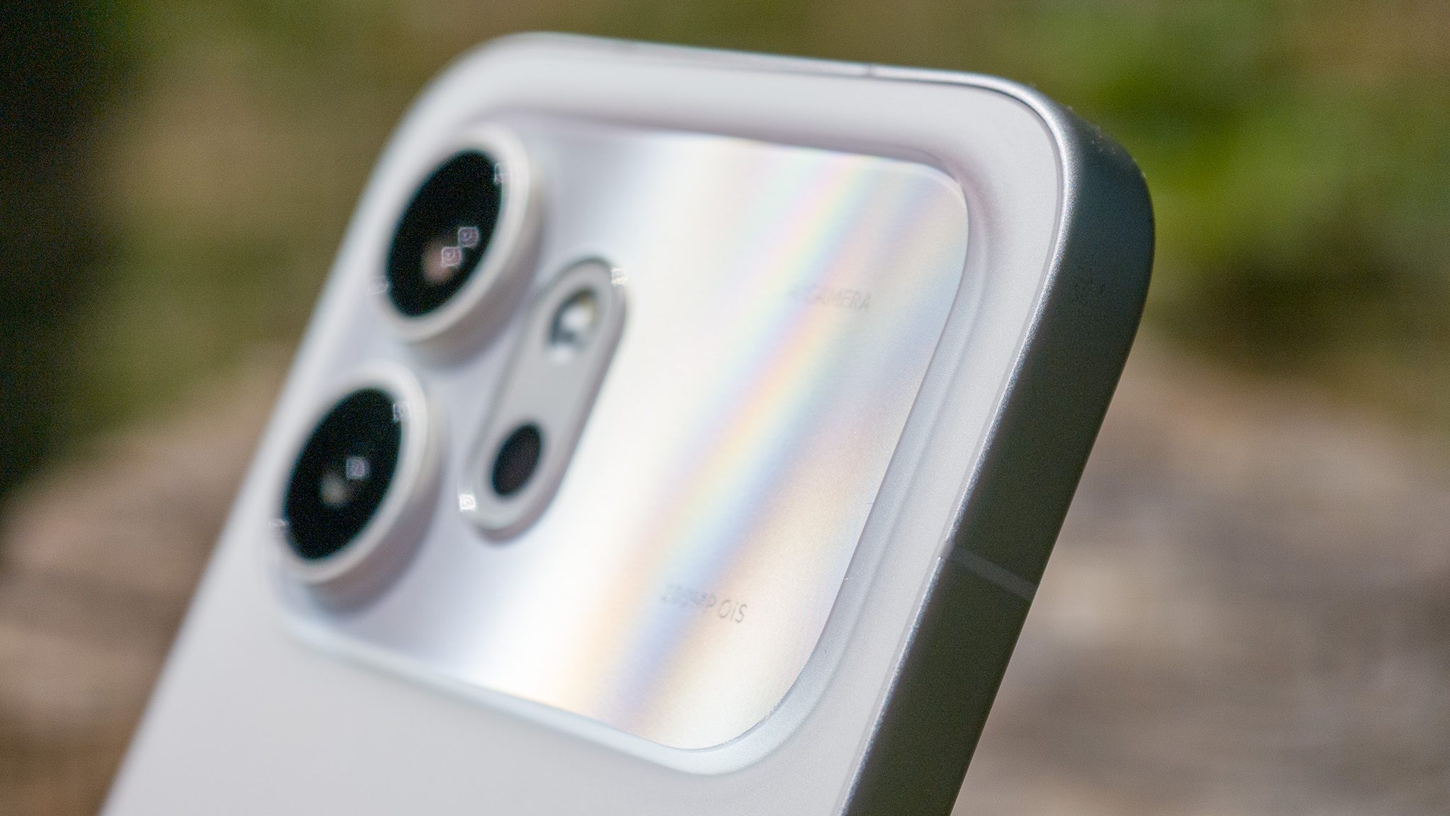 Ένα κοντινό πλάνο του υλικού του Honor 600 σε λευκό χρώμα