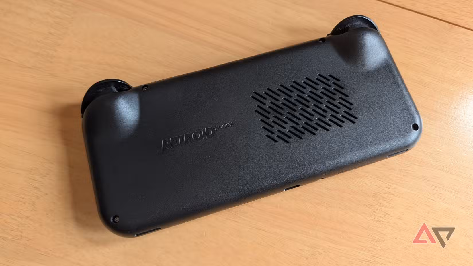 Το πίσω μέρος του Retroid Pocket 4 Pro.