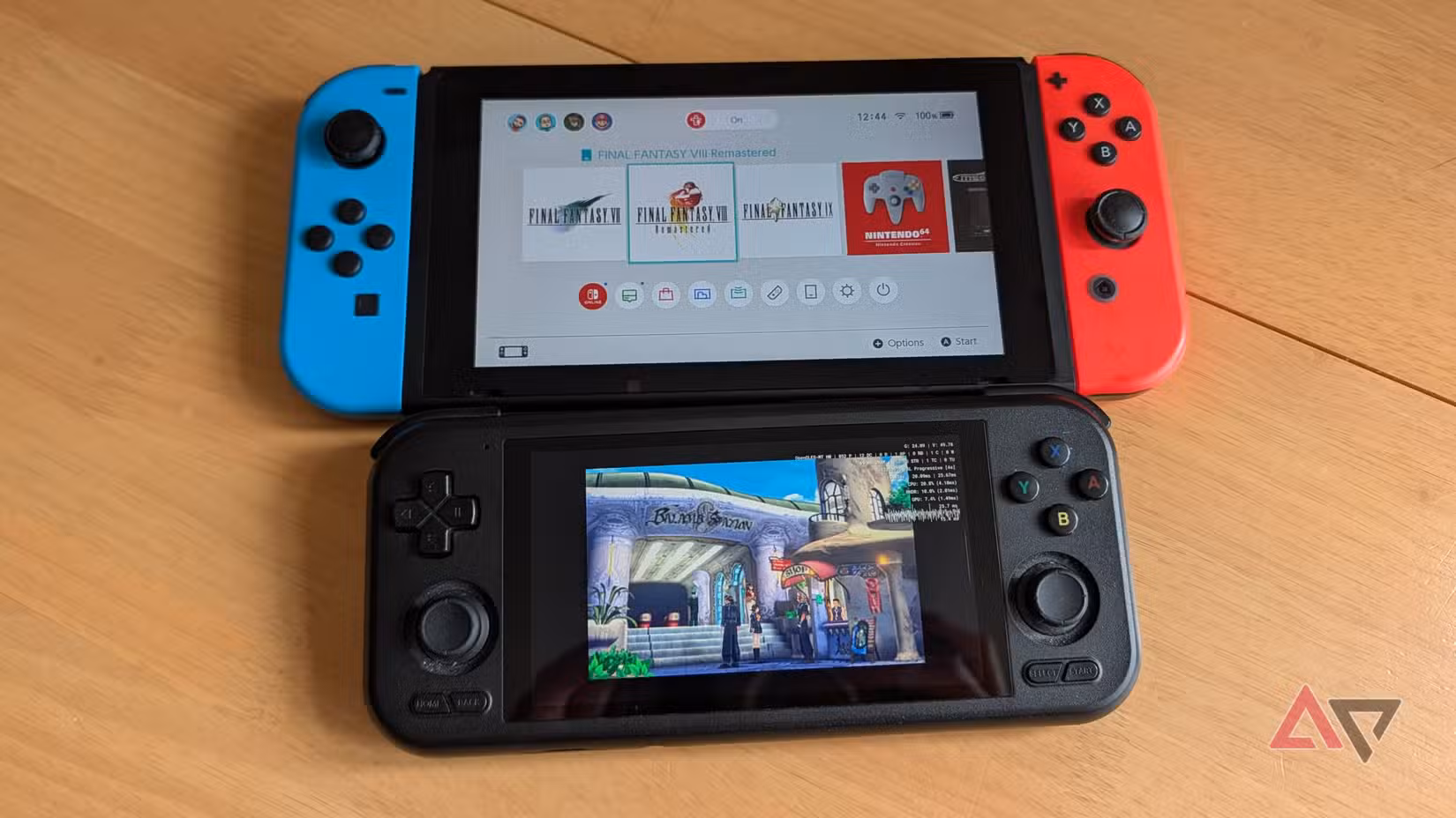 Το Retroid Pocket 4 Pro σε σύγκριση με το Nintendo Switch σε μέγεθος.