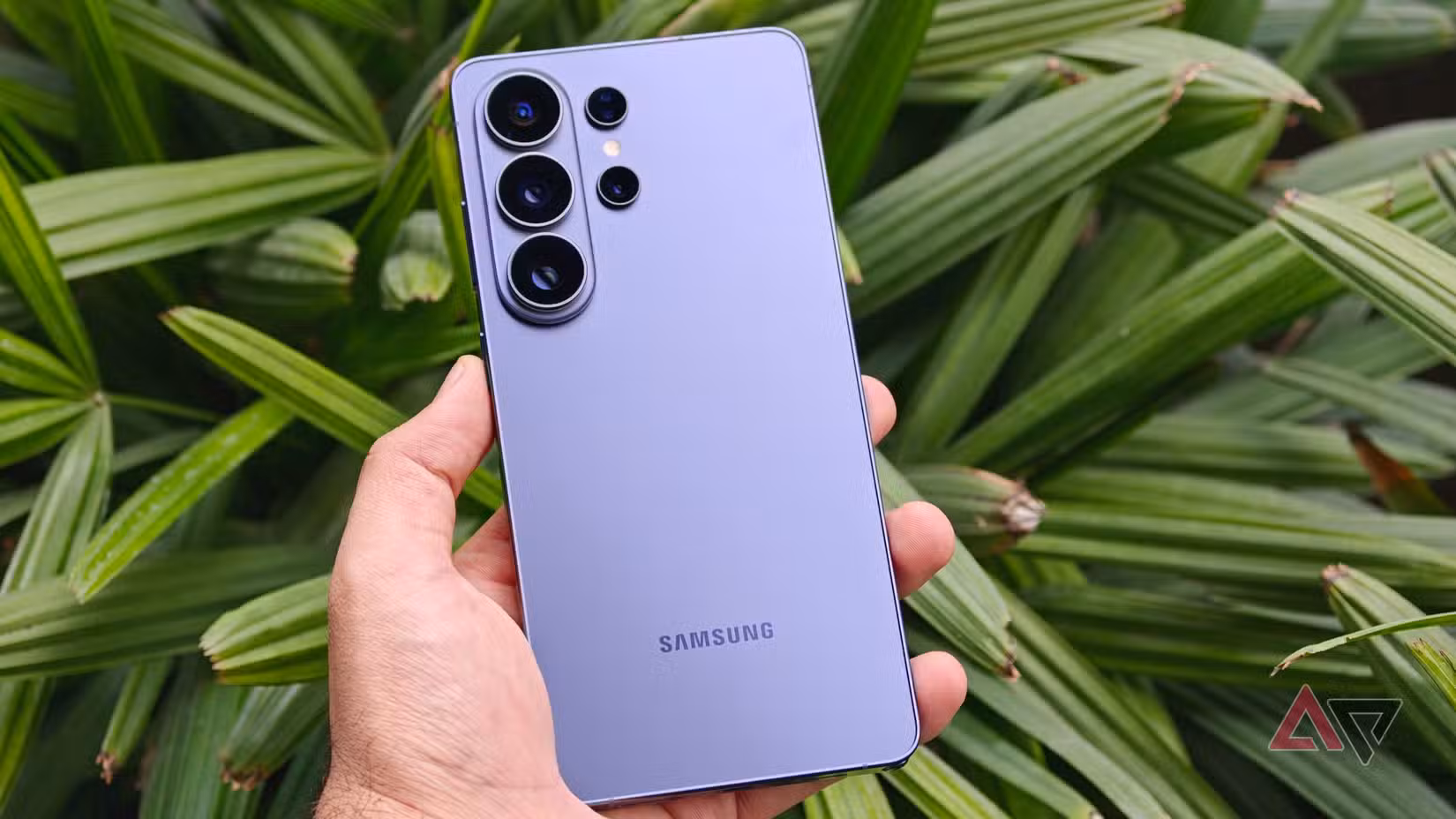 Samsung Galaxy S26 Ultra μπροστά από πράσινα φύλλα