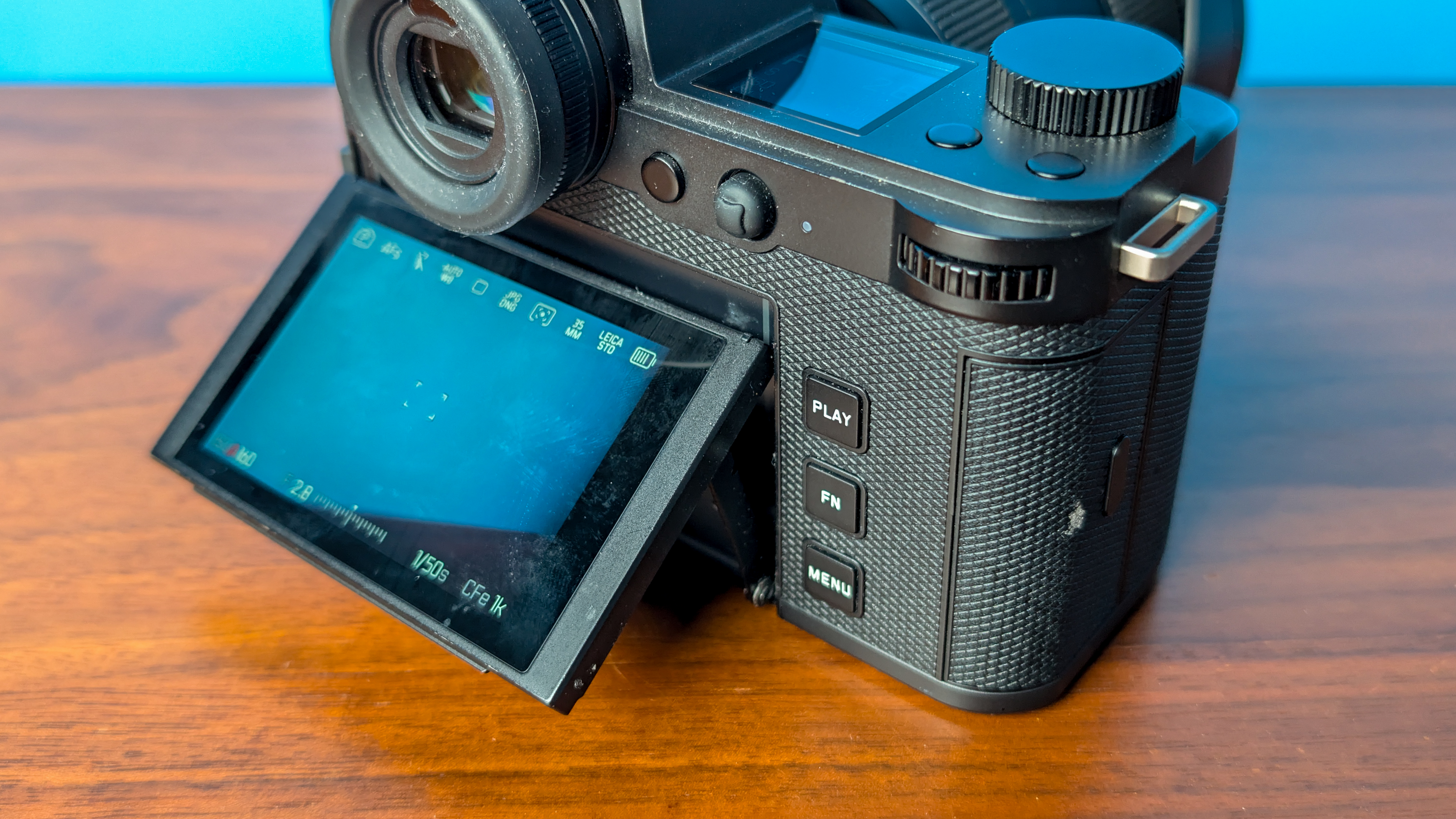 Μια μαύρη κάμερα χωρίς καθρέφτη Leica SL3-S