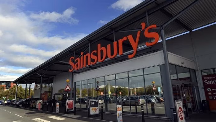 Sainsbury’s: Πιέσεις σε κατανάλωση και κέρδη από τον πόλεμο στο Ιράν -