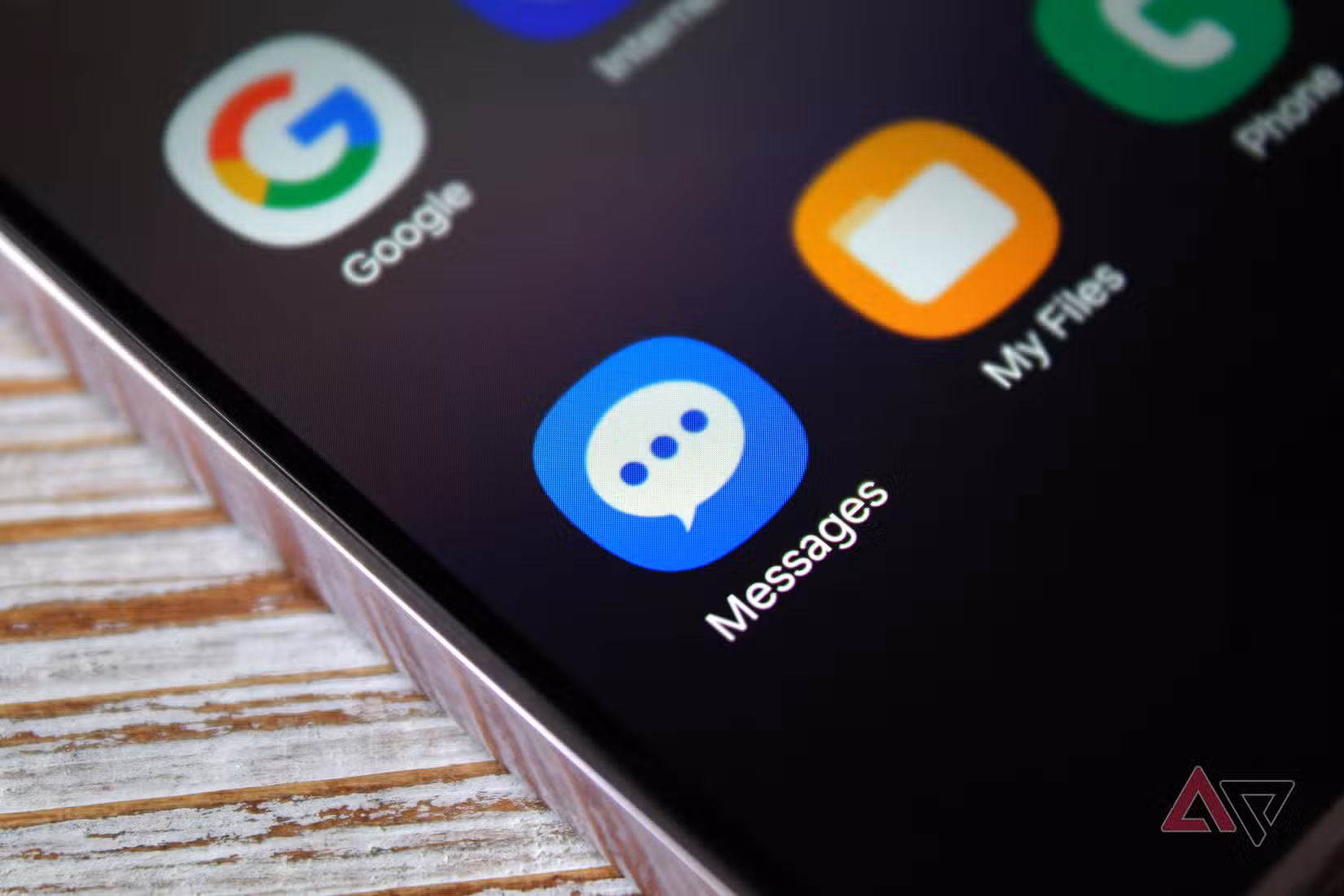 Φωτογραφία ενός τηλεφώνου με ορατό το εικονίδιο της εφαρμογής Samsung Messages