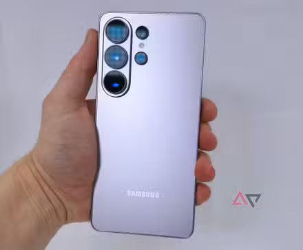 Το ασημί μοντέλο Samsung Galaxy S26 Ultra στο ανδρικό χέρι.